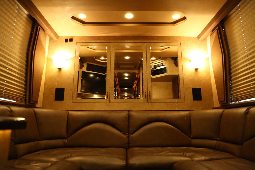 2007 Prevost XLII Motorcoach - Image 4