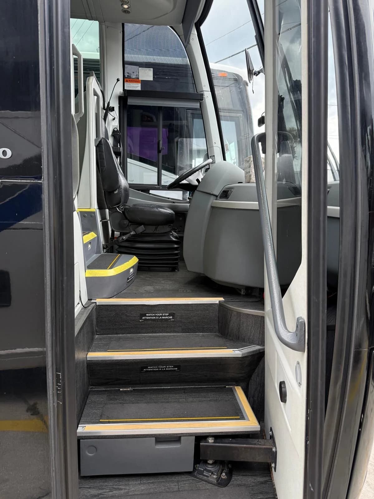 2019 9700 Coach Bus - Image 4