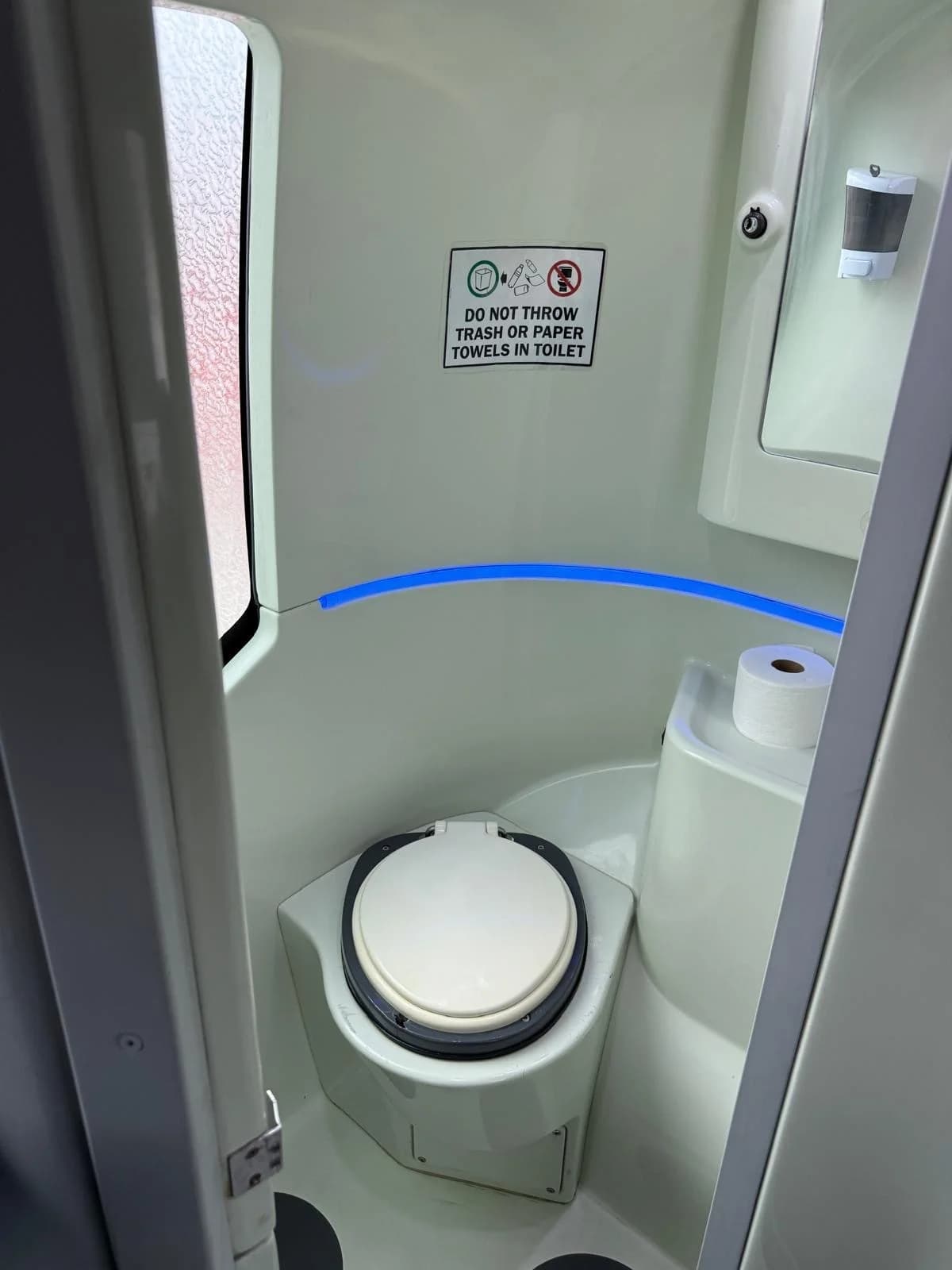 2019 9700 Coach Bus - Image 7