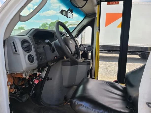 2014 Ford E450 Shuttle Bus - Image 7