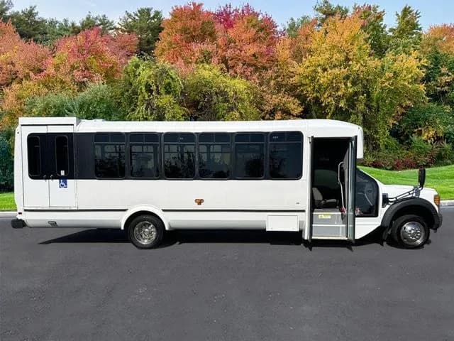 2017 Ford F550 El Dorado ADA Shuttle Bus - Image 2
