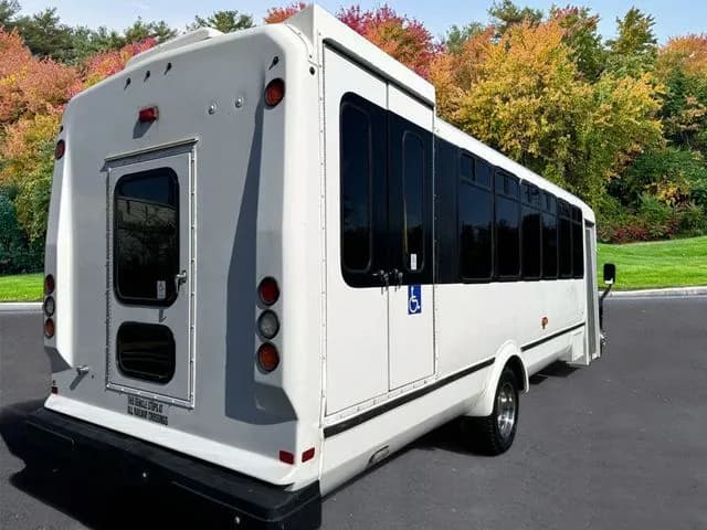 2017 Ford F550 El Dorado ADA Shuttle Bus - Image 8