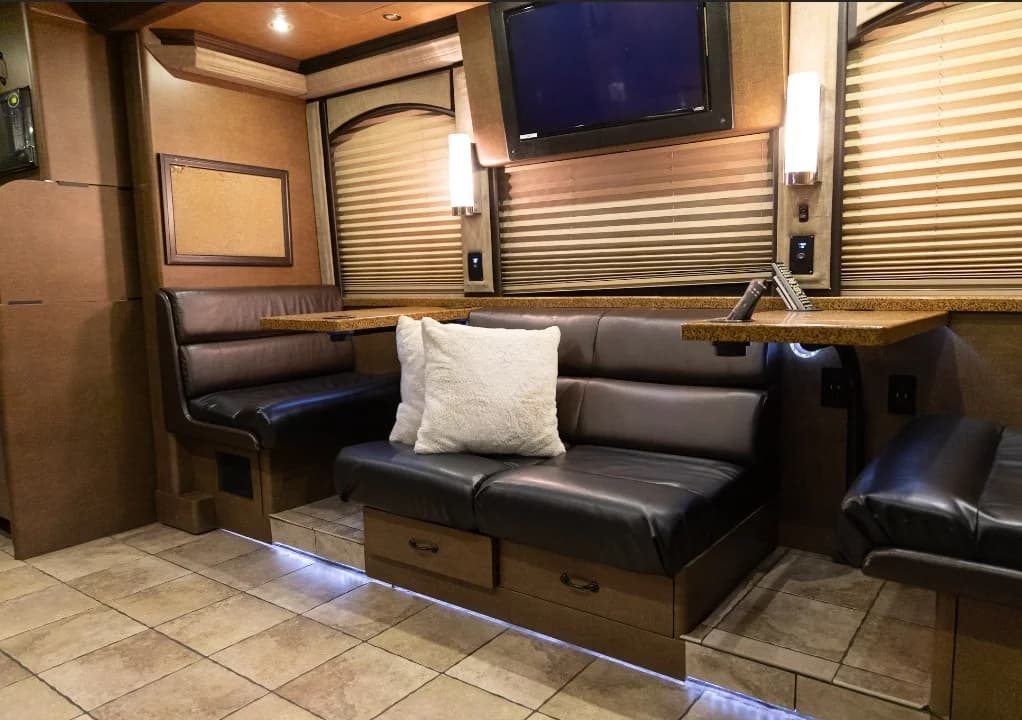 2009 Prevost XLII Entertainer Motorcoach - Image 9