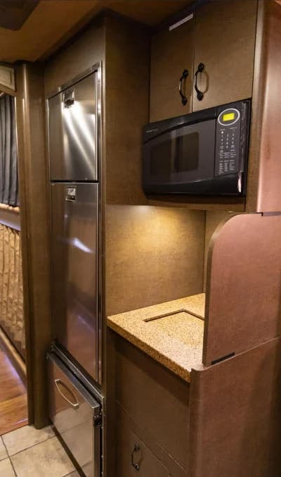 2009 Prevost XLII Entertainer Motorcoach - Image 10