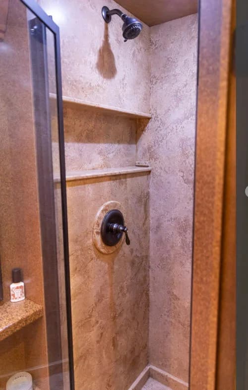 2009 Prevost XLII Entertainer Motorcoach - Image 11