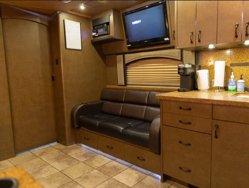 2009 Prevost XLII Entertainer Motorcoach - Image 13
