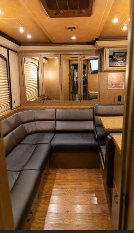 2009 Prevost XLII Entertainer Motorcoach - Image 15