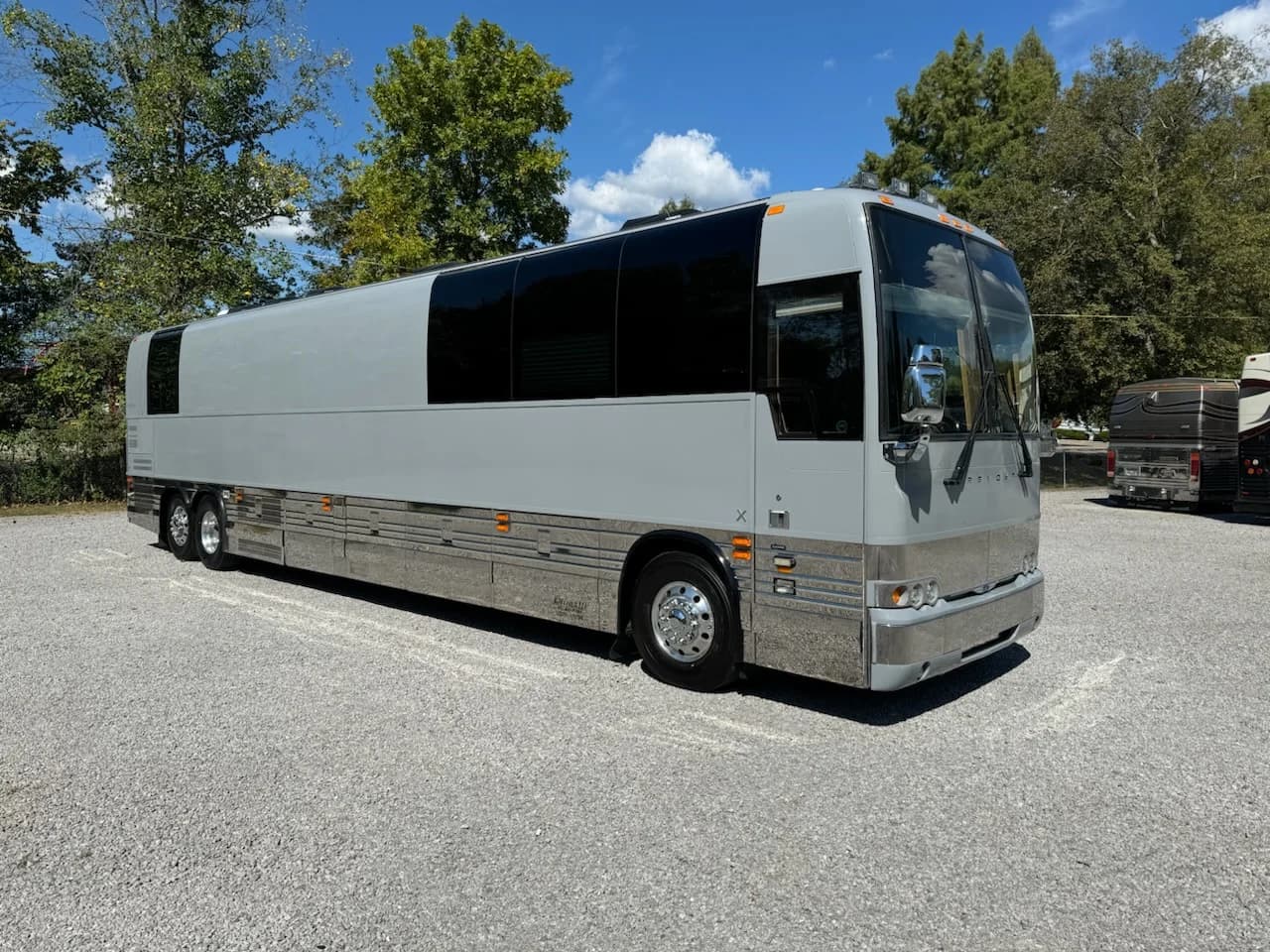 2009 Prevost XLII Entertainer Motorcoach - Image 3
