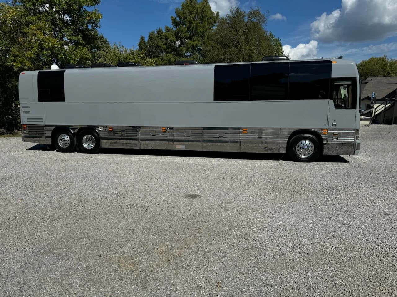 2009 Prevost XLII Entertainer Motorcoach - Image 4