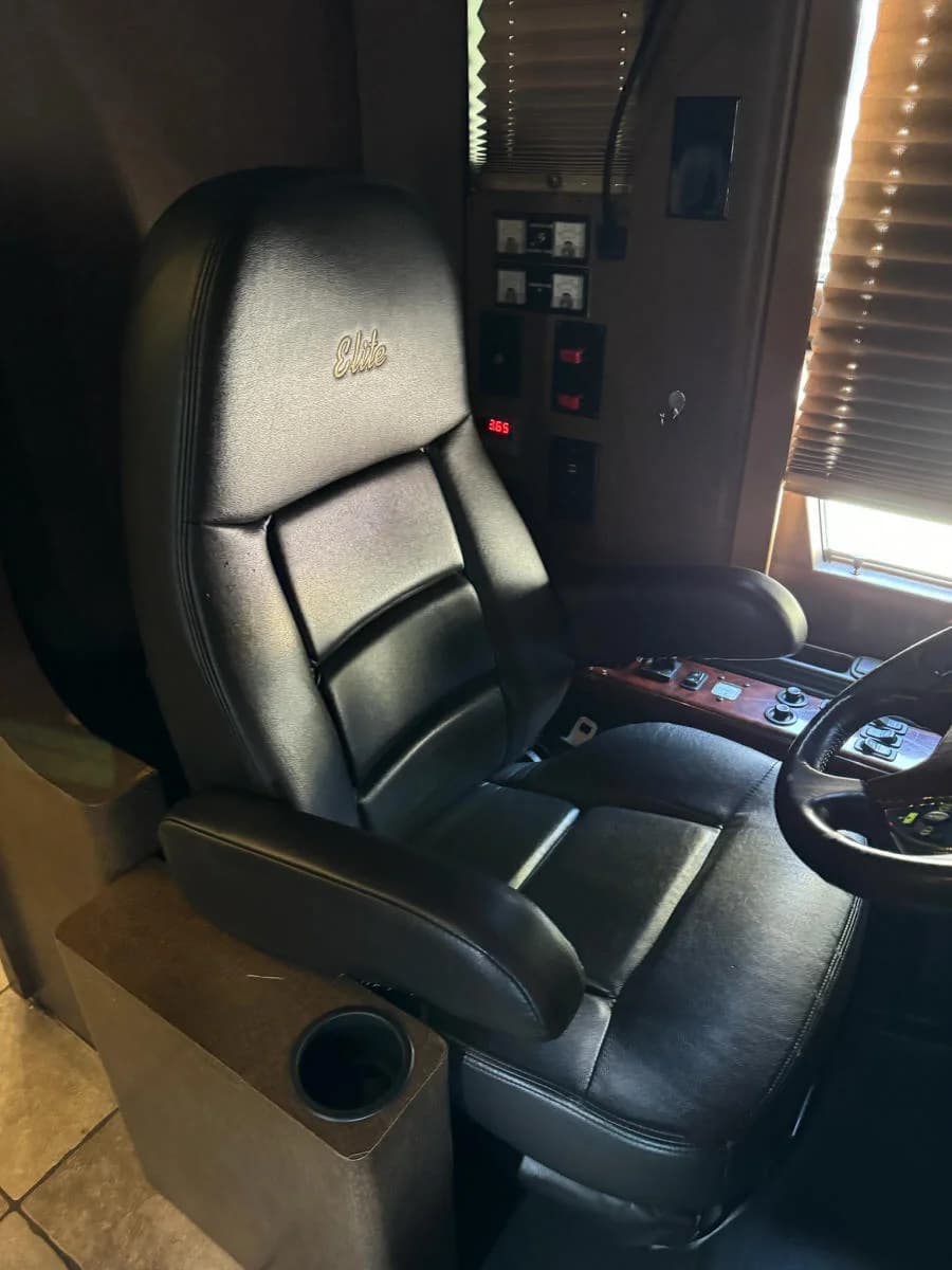 2009 Prevost XLII Entertainer Motorcoach - Image 6