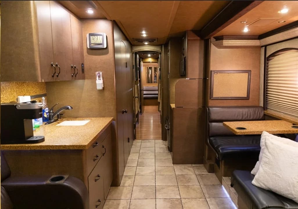 2009 Prevost XLII Entertainer Motorcoach - Image 7