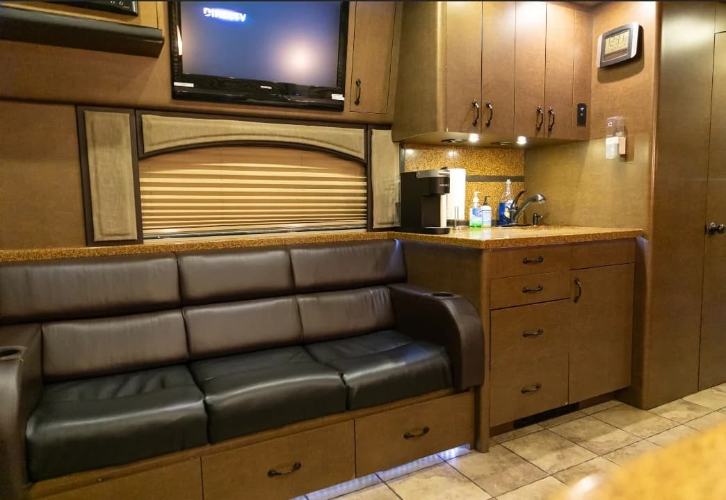 2009 Prevost XLII Entertainer Motorcoach - Image 8