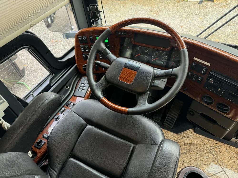 2007 Prevost XLII Executive Motorcoach - Image 12