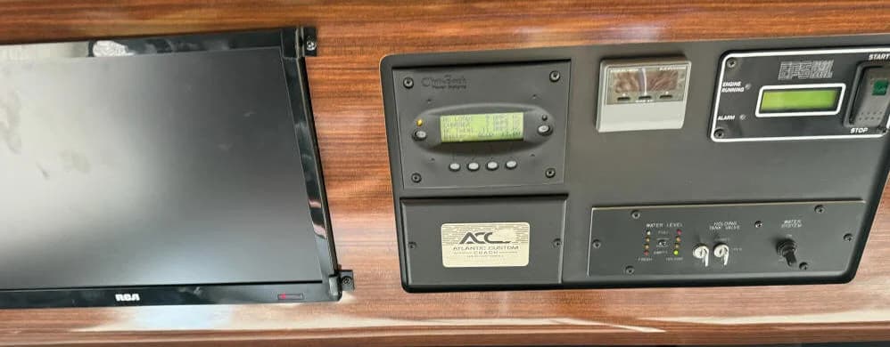 2007 Prevost XLII Executive Motorcoach - Image 13