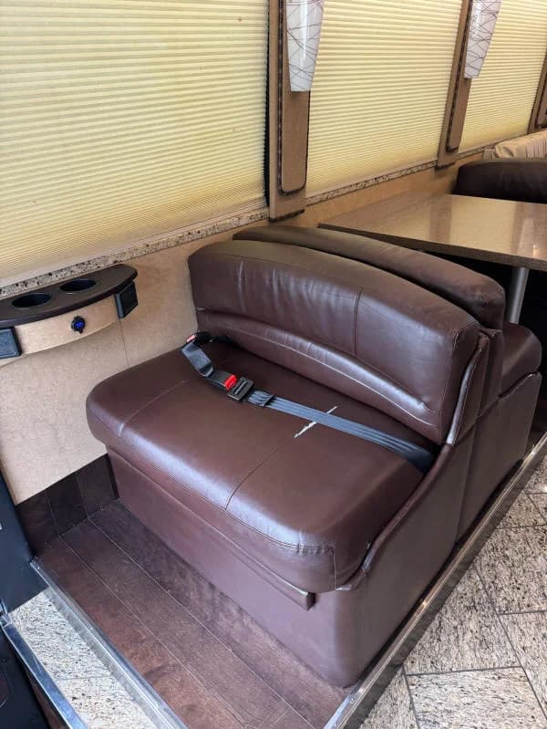 2007 Prevost XLII Executive Motorcoach - Image 15