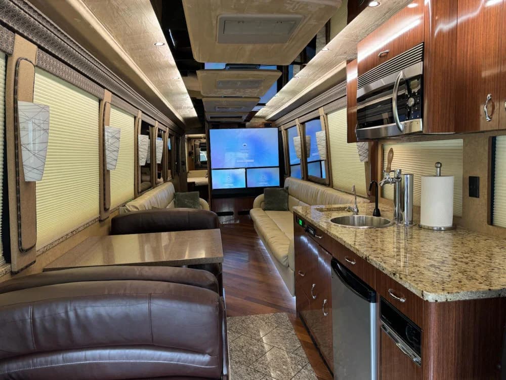 2007 Prevost XLII Executive Motorcoach - Image 16