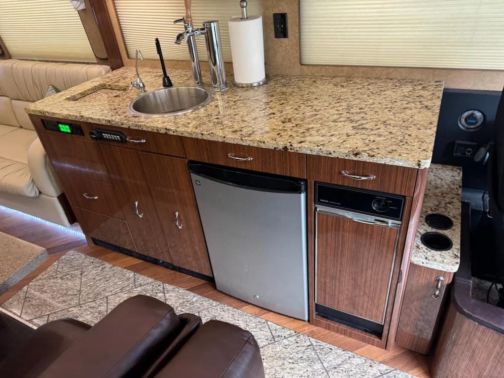 2007 Prevost XLII Executive Motorcoach - Image 17