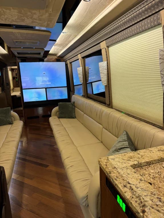 2007 Prevost XLII Executive Motorcoach - Image 19