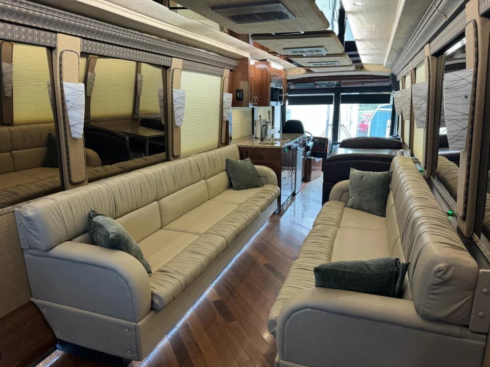 2007 Prevost XLII Executive Motorcoach - Image 21