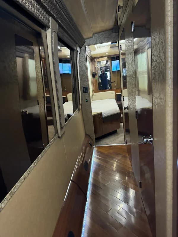 2007 Prevost XLII Executive Motorcoach - Image 22