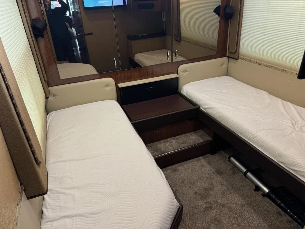 2007 Prevost XLII Executive Motorcoach - Image 25