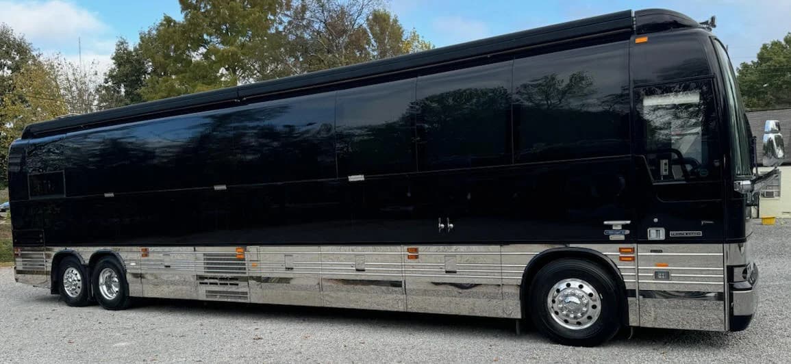 2007 Prevost XLII Executive Motorcoach - Image 4