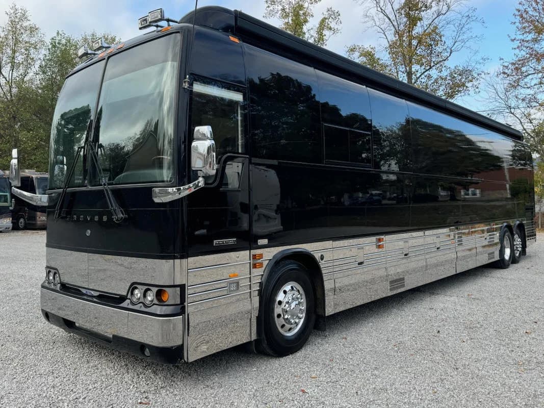 2007 Prevost XLII Executive Motorcoach - Image 2