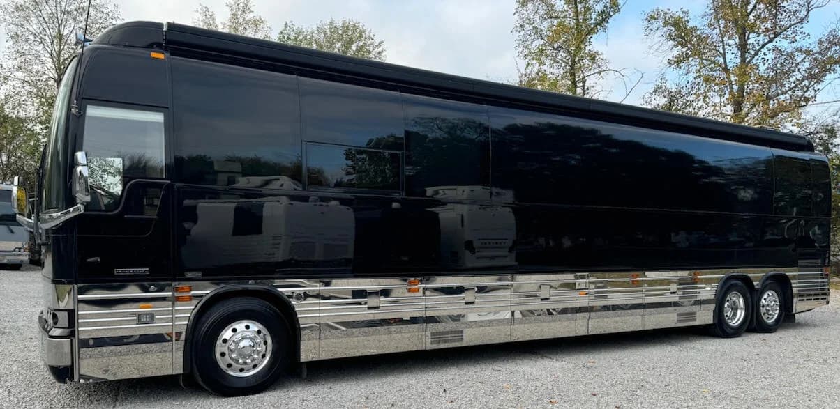 2007 Prevost XLII Executive Motorcoach - Image 3