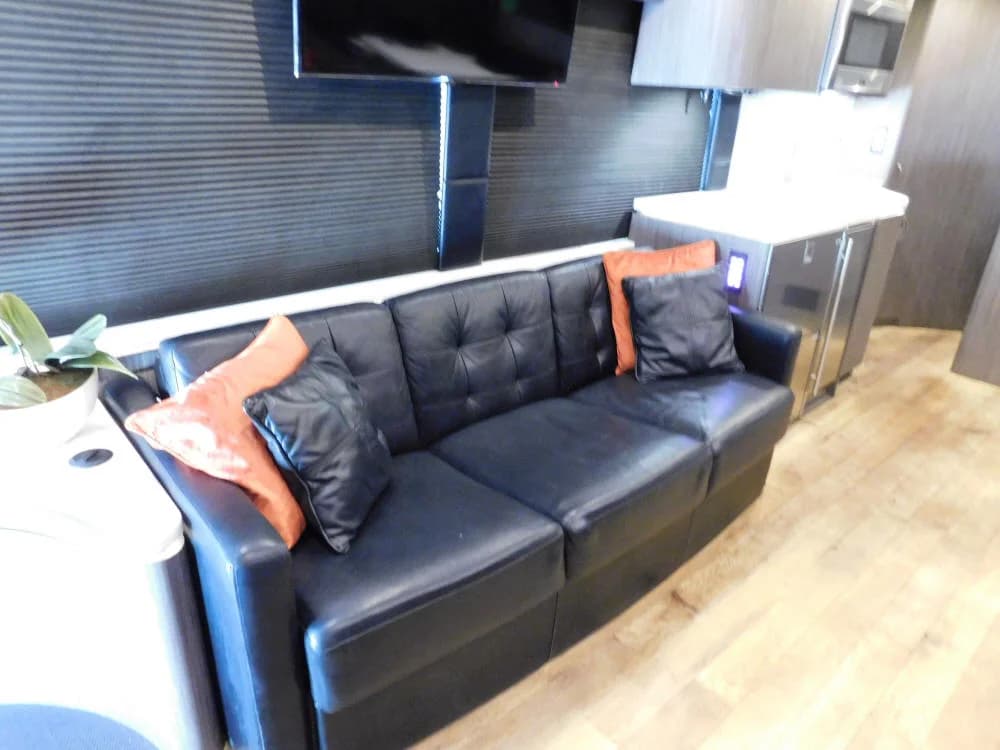 2012 Prevost H3-45 Motorcoach - Image 9