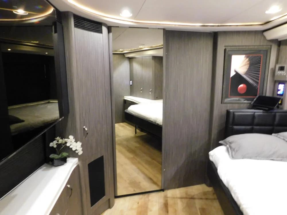 2012 Prevost H3-45 Motorcoach - Image 18