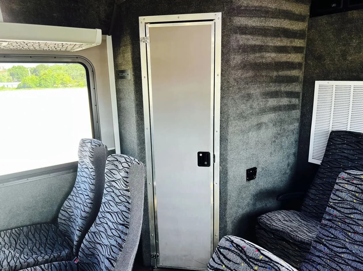 2015 Freightliner Glaval Shuttle Bus - Image 10