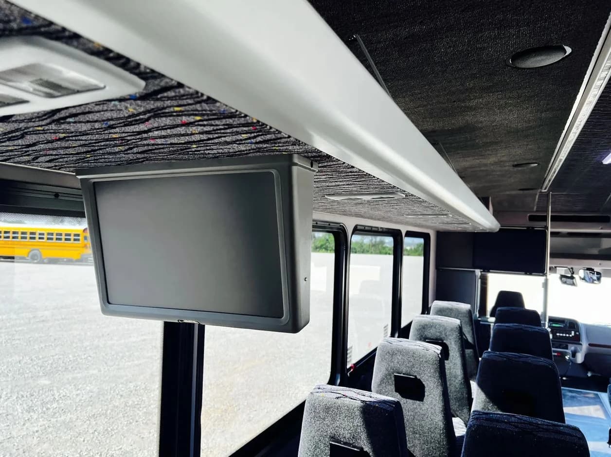 2015 Freightliner Glaval Shuttle Bus - Image 6