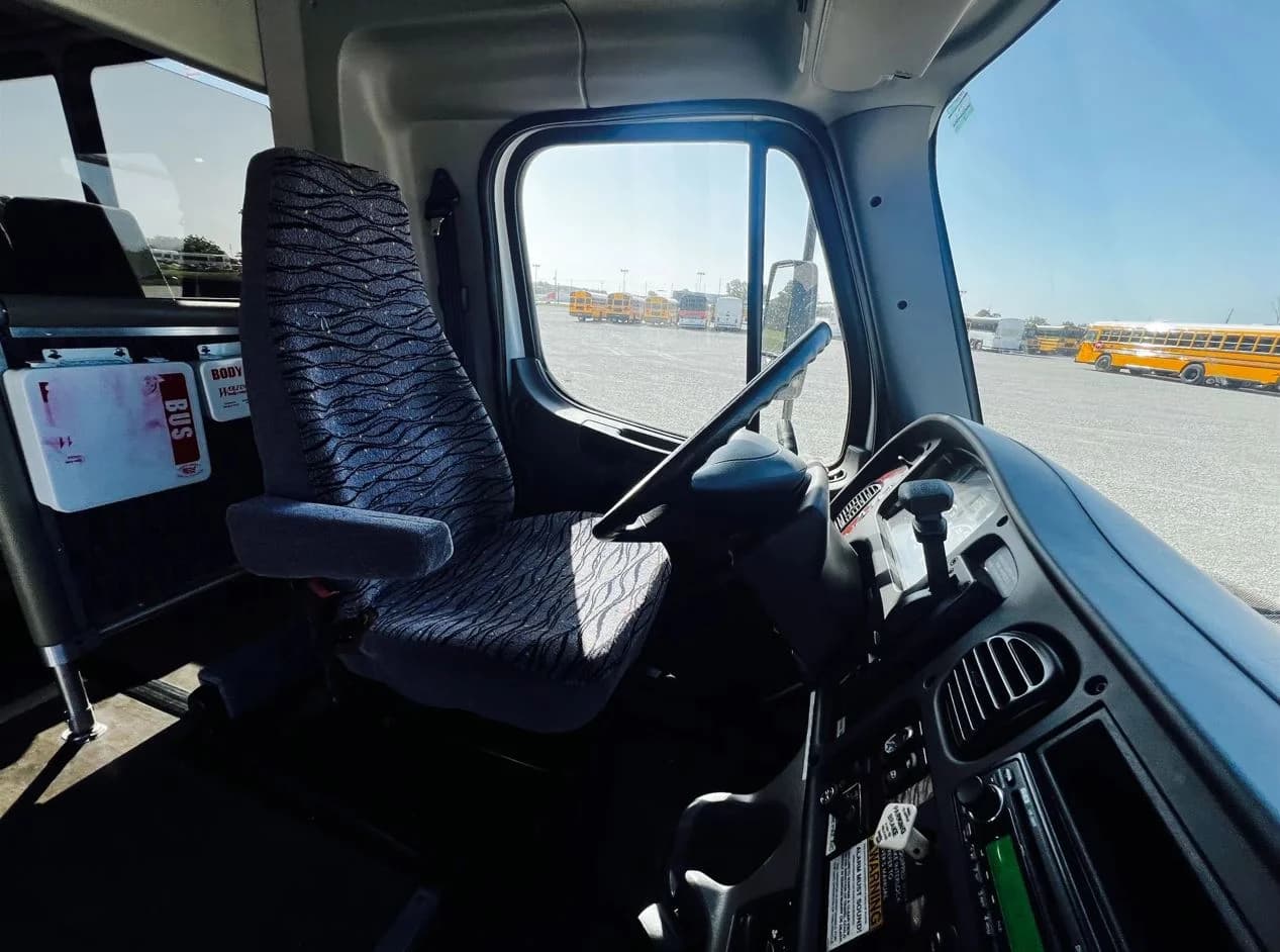 2015 Freightliner Glaval Shuttle Bus - Image 5