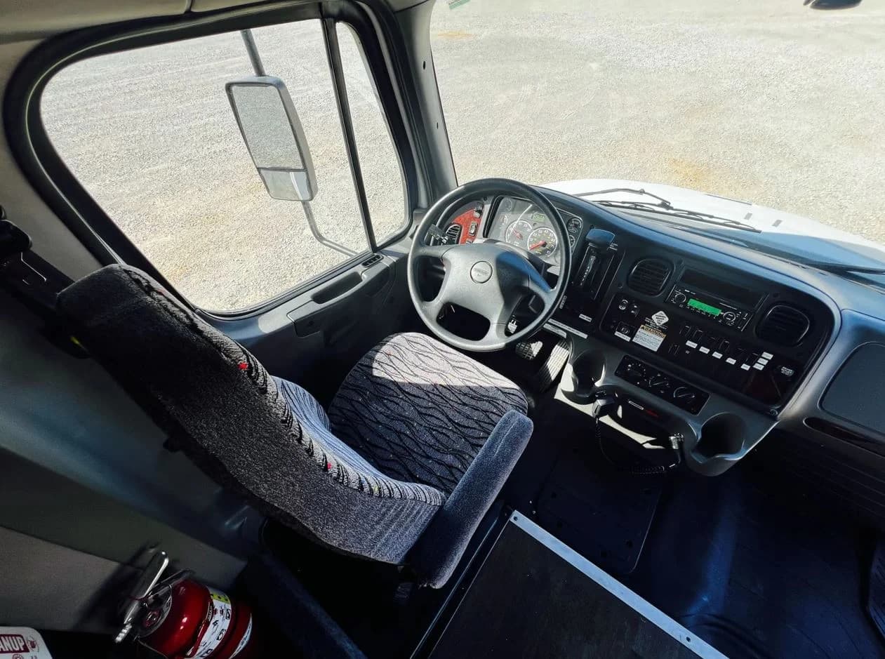 2015 Freightliner Glaval Shuttle Bus - Image 4