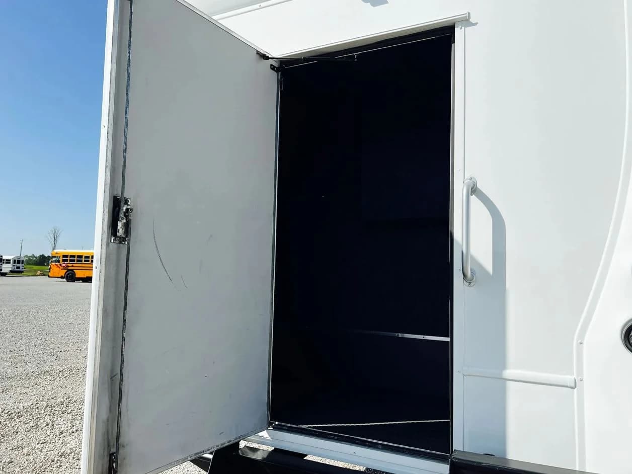 2015 Freightliner Glaval Shuttle Bus - Image 3