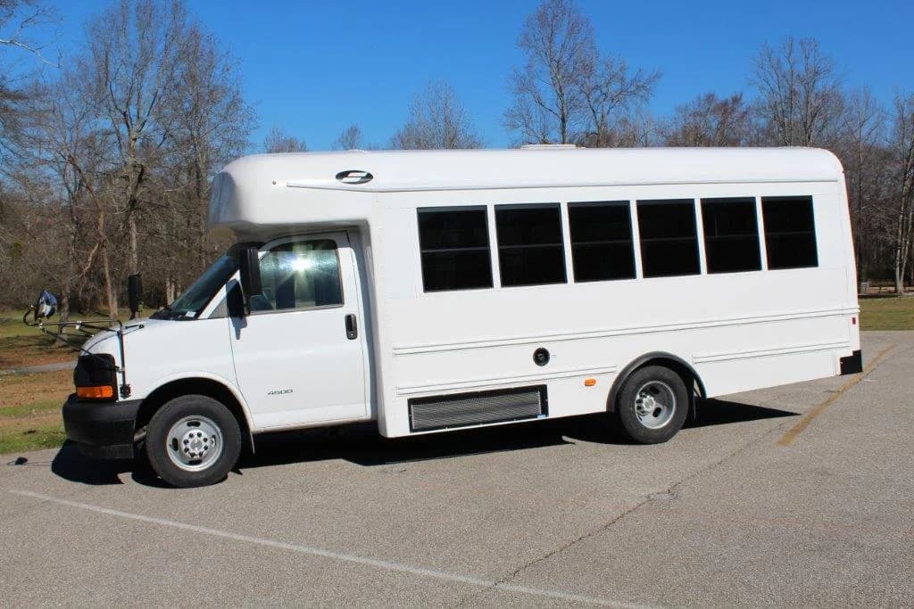 2020 Chevy 4500 Starcraft MFSAB Activity Bus - Image 2