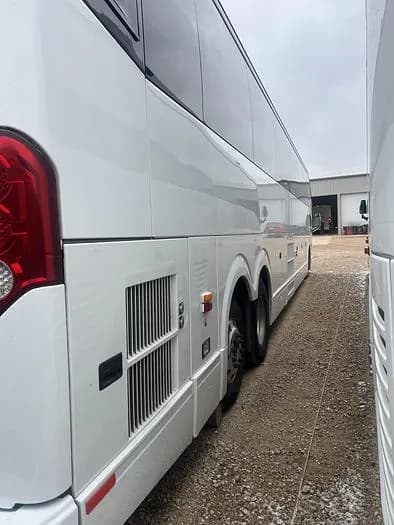 2015 Prevost H3-45 Coach - Image 2