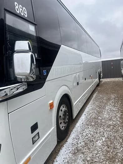 2015 Prevost H3-45 Coach - Image 5