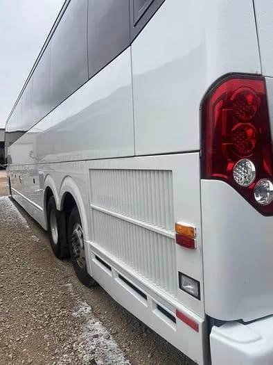 2015 Prevost H3-45 Coach - Image 6