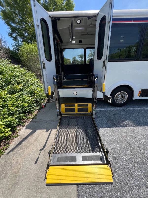 2017 Ford E-450 Shuttle Bus - Image 15