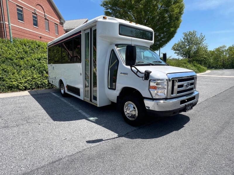 2017 Ford E-450 Shuttle Bus - Image 16
