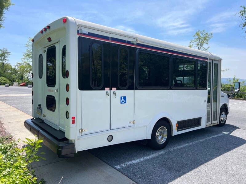 2017 Ford E-450 Shuttle Bus - Image 17