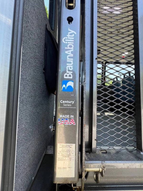 2017 Ford E-450 Shuttle Bus - Image 18