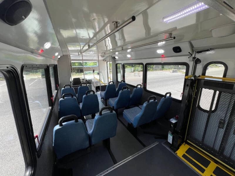 2017 Ford E-450 Shuttle Bus - Image 19