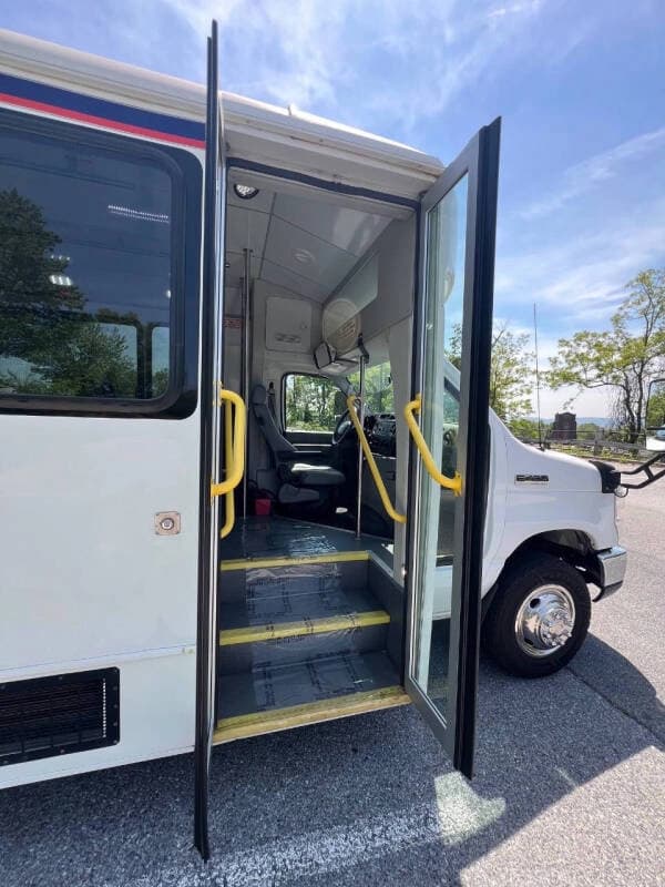 2017 Ford E-450 Shuttle Bus - Image 5