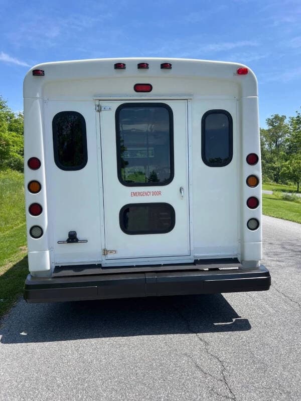 2017 Ford E-450 Shuttle Bus - Image 6