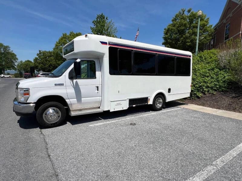 2017 Ford E-450 Shuttle Bus - Image 7