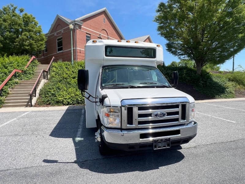 2017 Ford E-450 Shuttle Bus - Image 8