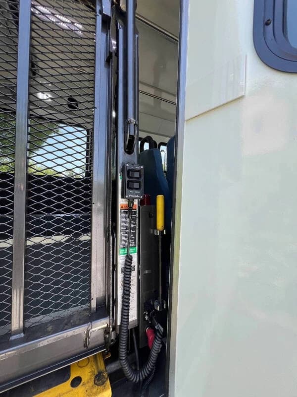 2017 Ford E-450 Shuttle Bus - Image 10