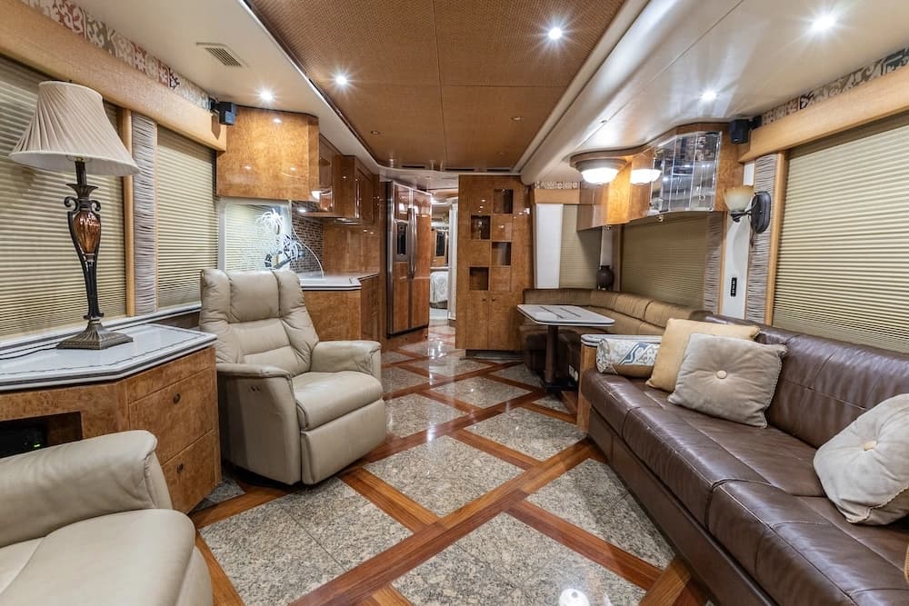 2007 Prevost Featherlite H3-45 Motorcoach - Image 14